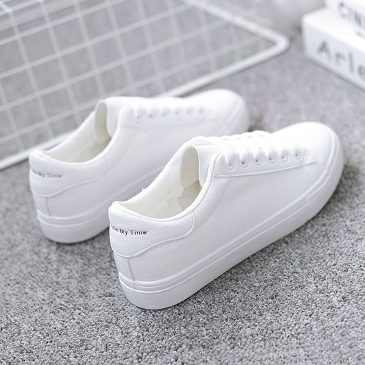 Nieuwe witte, platte, casual dameszomerjandjes