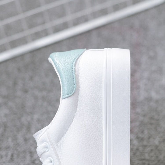 Nieuwe witte, platte, casual dameszomerjandjes