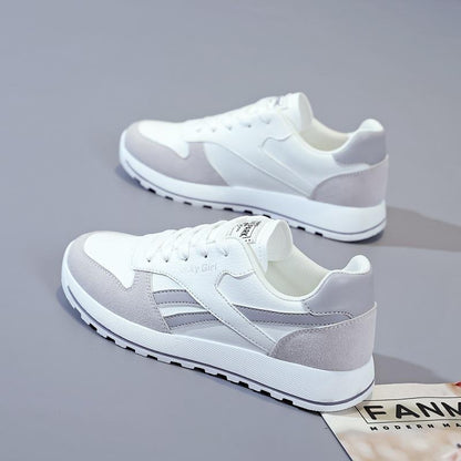 Witte sportsneakers voor dames, geschikt voor studenten en hardlopers.