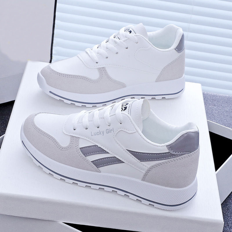 Witte sportsneakers voor dames, geschikt voor studenten en hardlopers.
