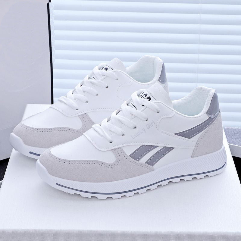 Witte sportsneakers voor dames, geschikt voor studenten en hardlopers.