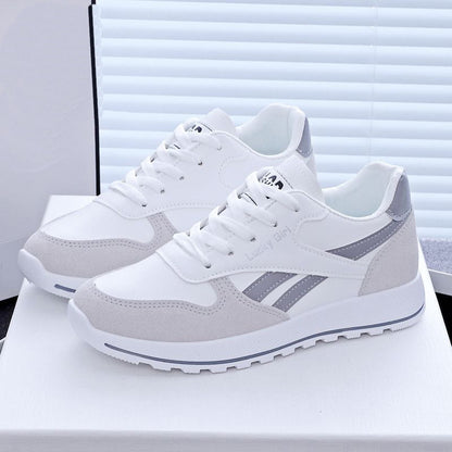 Witte sportsneakers voor dames, geschikt voor studenten en hardlopers.