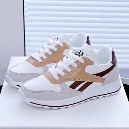 Witte sportsneakers voor dames, geschikt voor studenten en hardlopers.